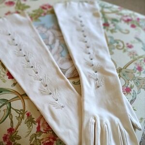 Elegant Vintage "Crescendoe" White Cotton Embroidered Gloves in original box!